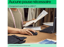 Charger l&#39;image dans la galerie, Une personne utilise une souris près d&#39;un clavier d&#39;ordinateur et des papiers sur un bureau en bois brun.
