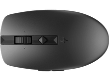 Charger l'image dans la galerie, Une souris HP gris foncé avec une molette de défilement et deux boutons, vue de dessus sur fond noir.
