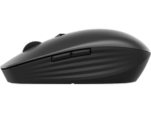 Charger l'image dans la galerie, Gros plan d'une souris noire avec des côtés nervurés sur fond noir.
