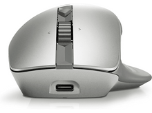 Charger l'image dans la galerie, Souris d'ordinateur argentée, vue latérale, avec molette et port USB-C, sur fond blanc.
