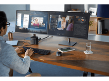 Charger l'image dans la galerie, Un processeur Intel avec le logo Intel.
