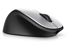 Charger l'image dans la galerie, Une souris d'ordinateur noire et argentée. La surface supérieure est argentée. La souris est sur une surface blanche.
