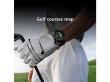 Charger l&#39;image dans la galerie, Joueur de golf avec montre connectée sur le parcours. Herbe verte, gant blanc. Montre à bracelet noir.
