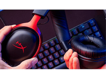 Charger l&#39;image dans la galerie, Gros plan sur un casque noir et rouge près d&#39;un clavier.
