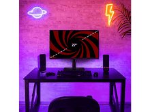 Charger l&#39;image dans la galerie, Un écran de 27&quot; affiche un tourbillon rouge et noir. Un bureau noir a un clavier, une souris et des haut-parleurs. Enseignes au néon d&#39;une planète et d&#39;un éclair.
