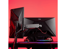 Charger l&#39;image dans la galerie, Joueur utilisant une configuration à double écran avec clavier et souris. Fond rouge.
