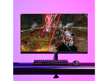 Charger l&#39;image dans la galerie, L&#39;écran de jeu affiche une scène de jeu avec de l&#39;action. Un clavier et une souris au premier plan.
