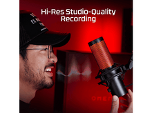 Charger l&#39;image dans la galerie, Homme parlant dans un microphone noir et orange, fond rouge, graphique d&#39;onde audio.
