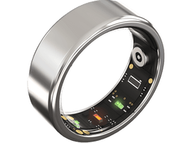 Bague intelligente argentée avec intérieur noir montrant des composants électroniques, sur fond noir.