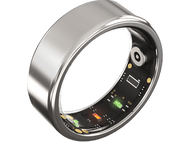 Bague intelligente argentée avec intérieur noir montrant des composants électroniques, sur fond noir.