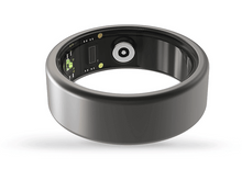 Charger l&#39;image dans la galerie, Une bague intelligente noire. Elle a un design circulaire avec un petit écran et des capteurs.
