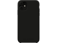 Une coque de téléphone noire avec le logo Ideal of Sweden sur fond noir.