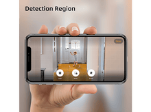 Charger l&#39;image dans la galerie, Une main tenant un téléphone affichant un bébé dans une porte avec une superposition de région de détection.
