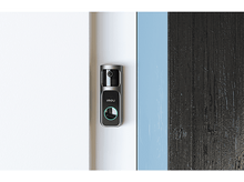 Charger l&#39;image dans la galerie, Sonnette Imou, montée sur une porte blanche avec bordure bleue et noire.
