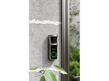 Charger l&#39;image dans la galerie, Une sonnette argentée et noire montée sur un mur gris texturé.
