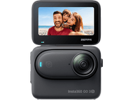Une caméra d'action noire avec un écran affichant un selfie de famille. Elle est étiquetée 'Insta360 GO 3 S'.