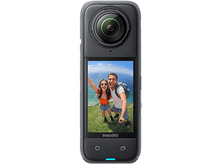 Charger l&#39;image dans la galerie, Caméra Insta360 noire avec un écran montrant un couple. Fond blanc.
