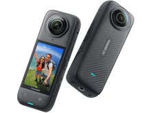 Charger l&#39;image dans la galerie, Caméra Insta360 X4, deux unités. L&#39;une affiche un couple à l&#39;écran, l&#39;autre l&#39;arrière avec le nom du modèle.
