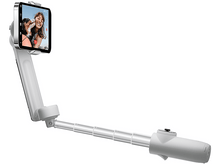 Charger l&#39;image dans la galerie, Perche à selfie blanche avec téléphone affichant un selfie. La perche est déployée, inclinée vers le haut.
