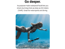 Charger l&#39;image dans la galerie, Femme nageant sous l&#39;eau avec une caméra. Elle porte un masque et un bikini. Eau bleue claire et soleil.
