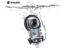 Charger l&#39;image dans la galerie, Caméra Insta360 dans un boîtier étanche, immergée dans l&#39;eau avec des bulles, image de tortue visible.
