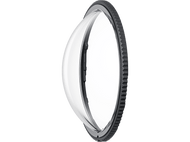 Un objet circulaire transparent, comme du verre, avec un bord gris foncé. L'objet est sur un fond noir.