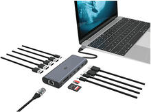 Charger l&#39;image dans la galerie, Un ordinateur portable connecté à un hub avec plusieurs ports et câbles, avec une carte SD et un adaptateur.
