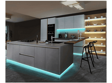 Charger l&#39;image dans la galerie, Cuisine moderne avec îlot et tabourets. Lumières LED bleues sous l&#39;îlot.
