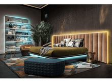 Charger l&#39;image dans la galerie, Chambre à coucher avec lit, table de chevet et objets décoratifs.
