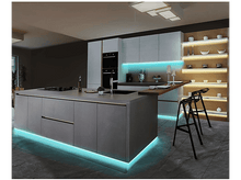 Charger l&#39;image dans la galerie, Îlot de cuisine moderne avec lumières bleues.
