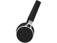 Casque noir et argenté. Boutons de contrôle de la musique. Vue en angle, fond sombre.