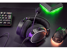 Charger l&#39;image dans la galerie, Casque et souris sur une surface noire. Clavier également présent en arrière-plan.
