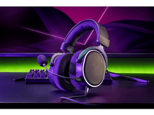 Charger l&#39;image dans la galerie, Casque avec micro, sur une surface noire, avec un fond flou.
