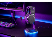 Charger l&#39;image dans la galerie, Casque sur un support, clavier et moniteur visibles.
