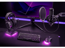 Charger l&#39;image dans la galerie, Une configuration de jeu avec casque, microphone, clavier, souris et moniteur.
