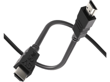 Charger l&#39;image dans la galerie, Câble HDMI avec connecteurs à chaque extrémité, noir, forme incurvée. Fond sombre.

