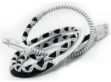 Charger l&#39;image dans la galerie, Un câble USB vers Lightning, enroulé, avec des sections noires, blanches et grises.
