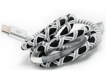 Charger l&#39;image dans la galerie, Un câble USB-C avec un design tressé gris, noir et blanc. La marque ISY est visible.

