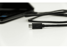 Charger l&#39;image dans la galerie, Câble USB-C noir avec un téléphone noir en arrière-plan.
