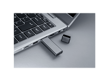 Charger l&#39;image dans la galerie, Une clé USB branchée sur un ordinateur portable. La clé a &#39;ISY&#39; imprimé, surface grise.

