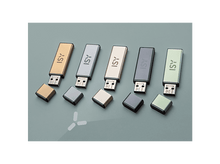 Charger l&#39;image dans la galerie, Plusieurs clés USB de différentes couleurs, avec des capuchons ouverts, sur une surface grise.
