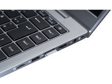 Charger l&#39;image dans la galerie, Clé USB argentée branchée sur un ordinateur portable. La clé a &#39;ISY&#39; imprimé, et un capuchon à côté.
