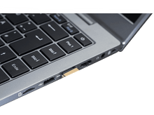 Charger l&#39;image dans la galerie, Une clé USB dorée est branchée sur un ordinateur portable, avec un capuchon à côté sur une surface dorée.
