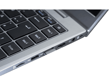 Charger l&#39;image dans la galerie, Ordinateur portable avec une clé USB insérée. La clé est grise, avec le logo ISY visible, près du clavier.
