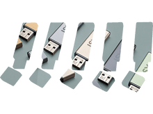 Charger l&#39;image dans la galerie, Cinq clés USB avec capuchons en étoile sur une surface verte. Chaque clé est d&#39;une couleur différente.

