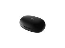 Charger l&#39;image dans la galerie, Un étui de chargement noir de forme ovale pour écouteurs est posé sur un fond blanc. L&#39;étui porte la marque &#39;ISY&#39;.
