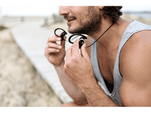 Charger l&#39;image dans la galerie, Un homme tenant un casque de sport noir.
