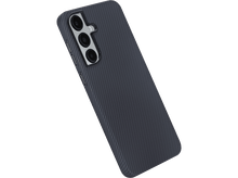 Charger l&#39;image dans la galerie, Coque de téléphone bleu foncé avec texture fibre de carbone, inclinée sur fond noir.
