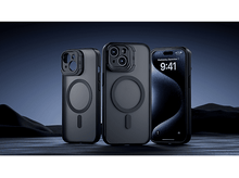 Charger l&#39;image dans la galerie, Trois coques de téléphone noires, une avec un téléphone.
