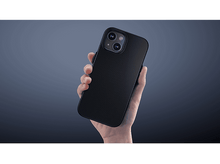 Charger l&#39;image dans la galerie, Main tenant un étui de téléphone noir avec surface texturée, fond sombre.
